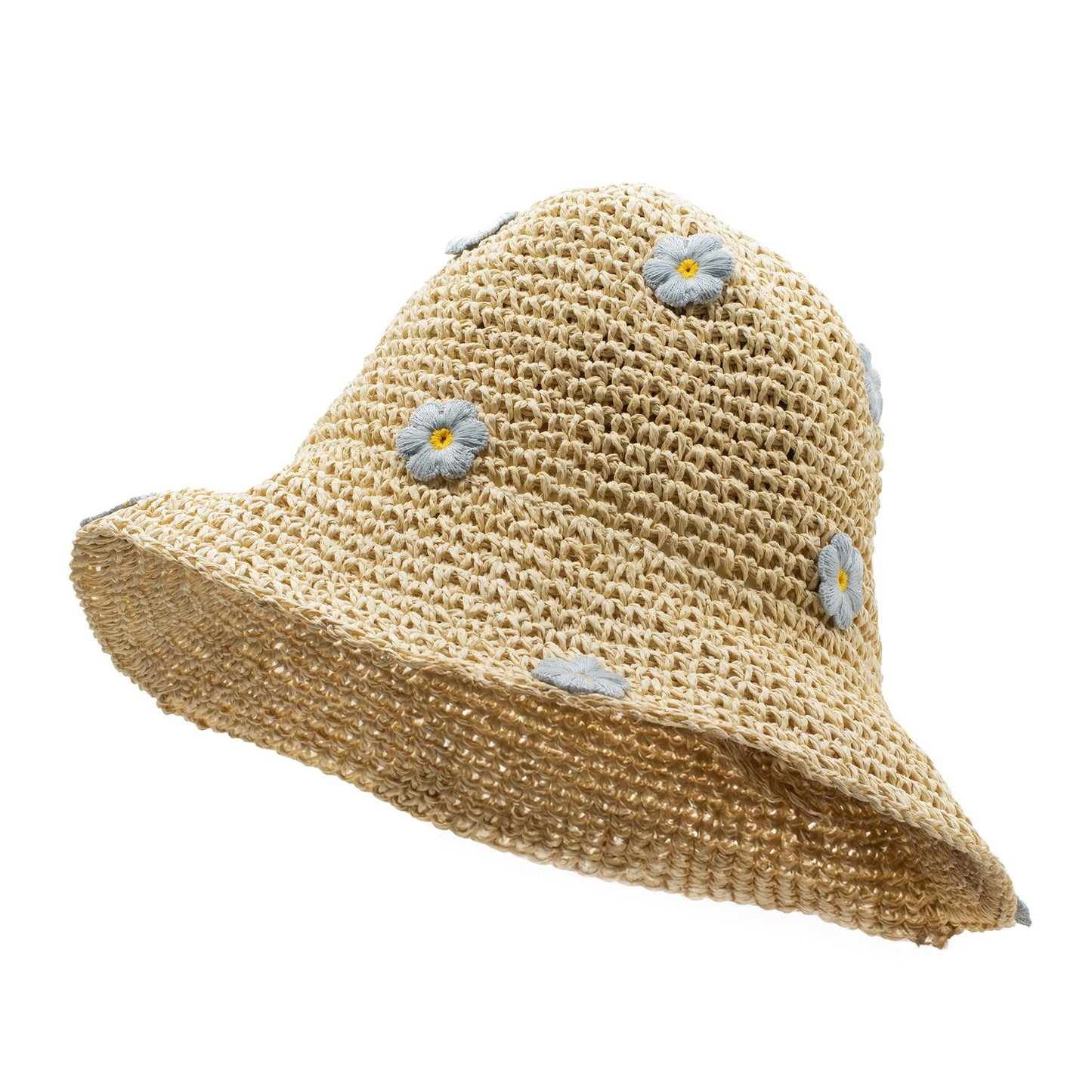 Sombrero de paja natural con flores bordadas en azul, estilo informal y veraniego. Ideal para días soleados.