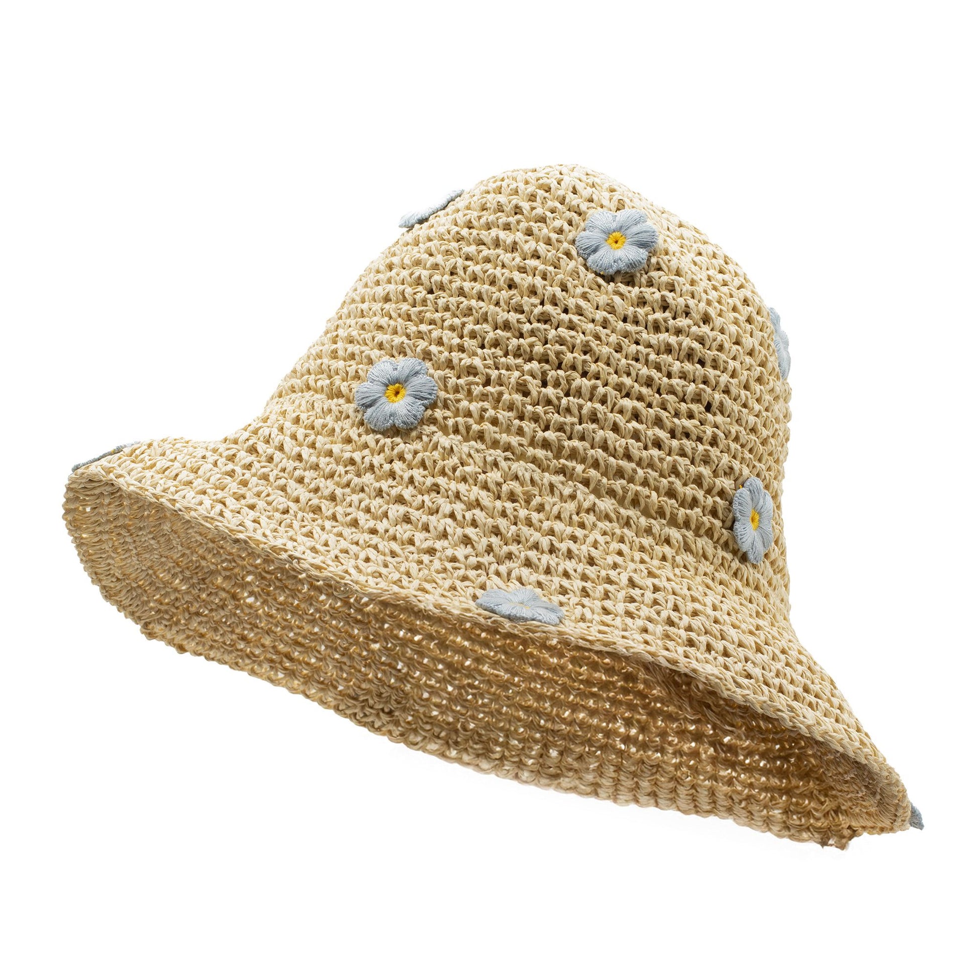 Sombrero de paja natural con flores bordadas en azul, estilo informal y veraniego. Ideal para días soleados.