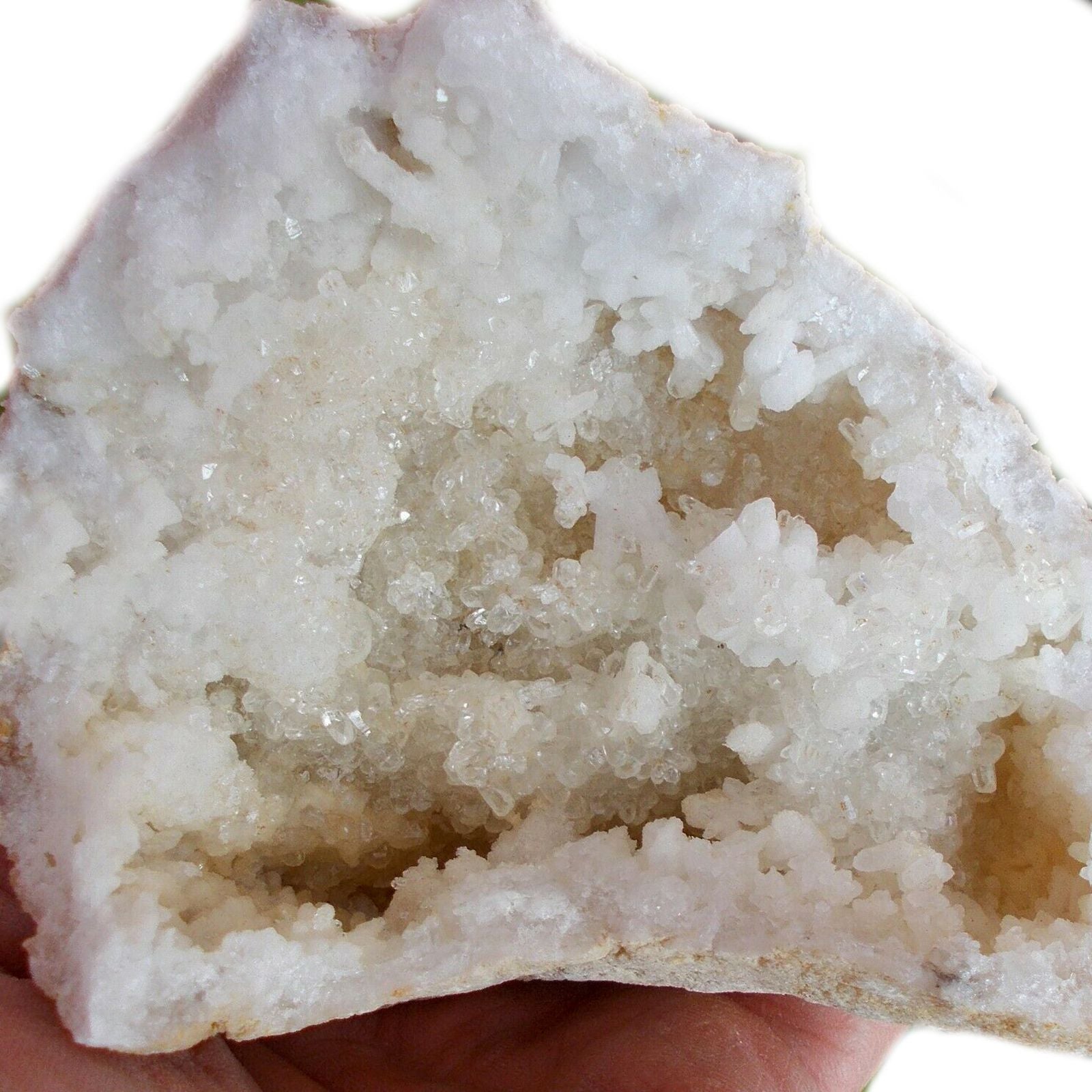 Cristal de cuarzo blanco brillante, mineral natural con tonalidades claras y textura facetada, ideal para decoración.