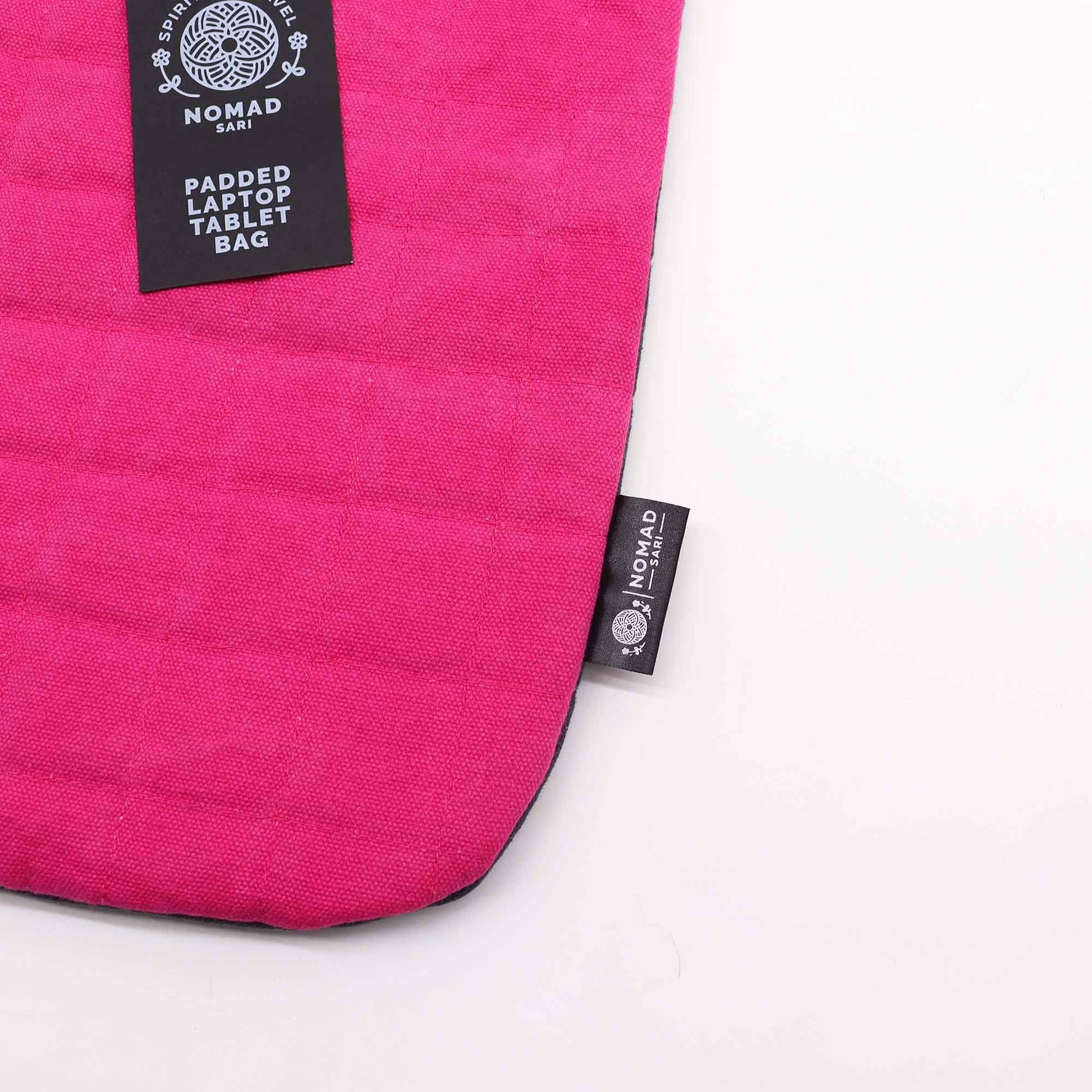 Bolso acolchado para laptop y tablet en color fucsia, material resistente, estilo moderno y funcional.