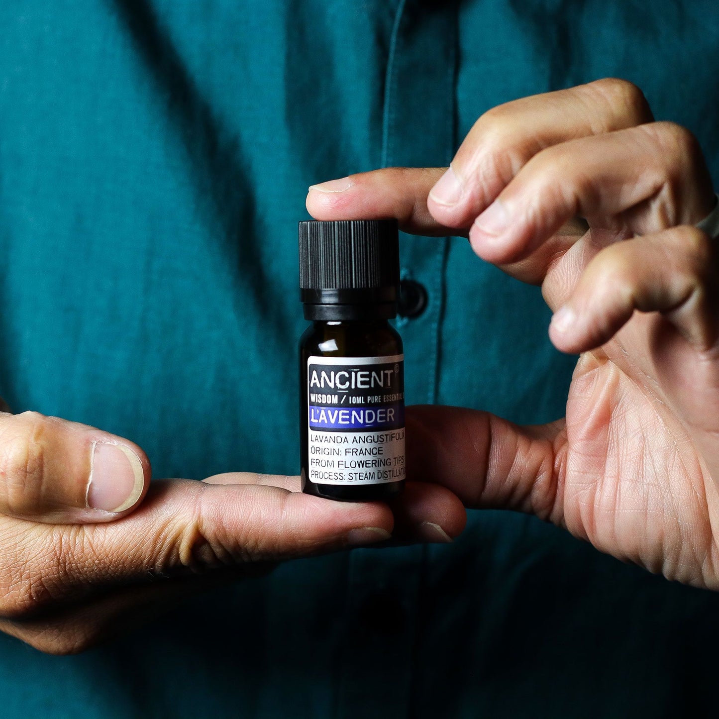Aceite esencial de lavanda, frasco ámbar, tapa negra, aroma floral, perfecto para aromaterapia y relajación.