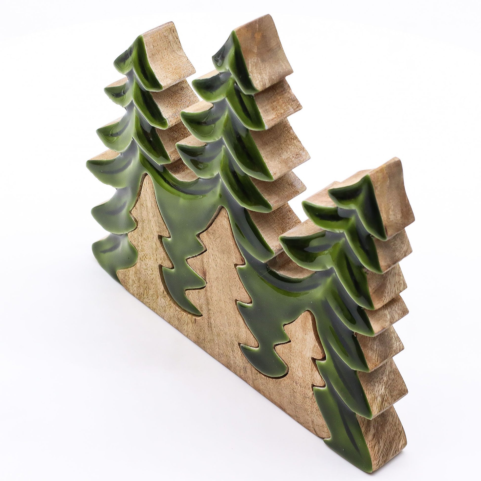 Adorno de madera en forma de árboles verdes y dorados, estilo rústico, ideal para decoración navideña.