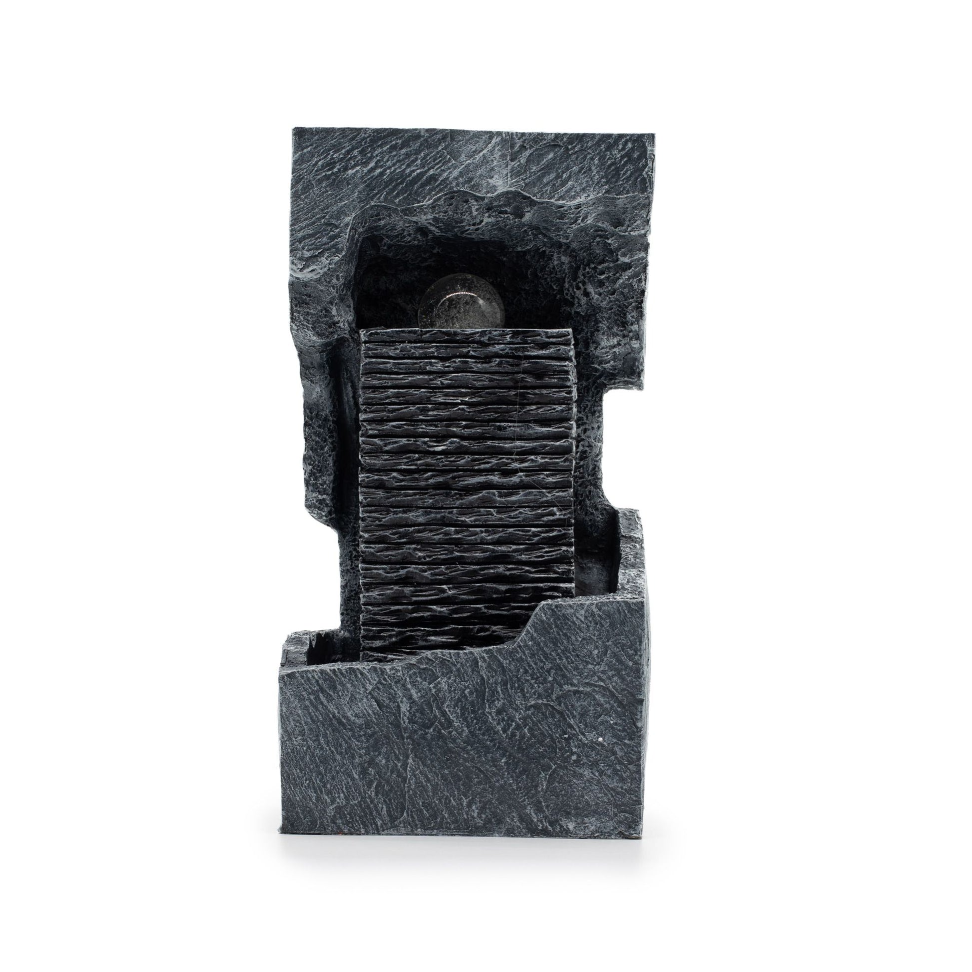Fuente decorativa de piedra negra con capas texturizadas y detalles en gris, ideal para interiores modernos.