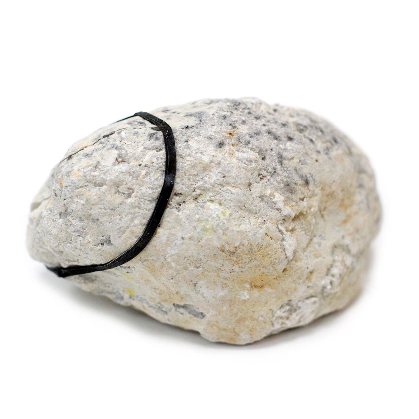 Piedra gris con banda elástica negra, estilo natural, ideal para decoración o manualidades.