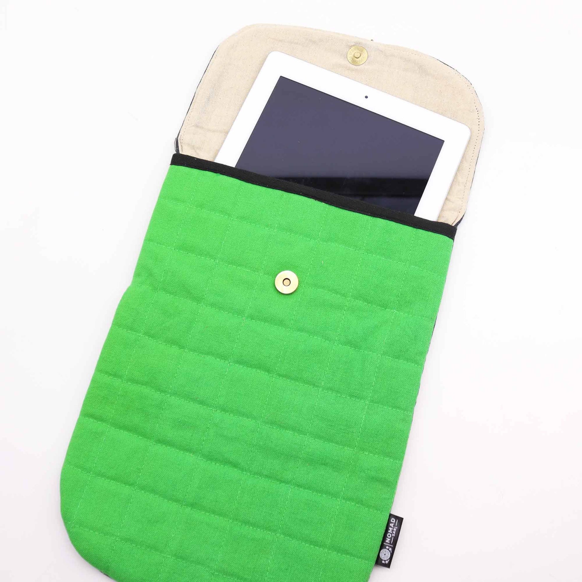 Funda de tablet verde brillante, de tela acolchada, con interior beige y botón de cierre, elegante y funcional.