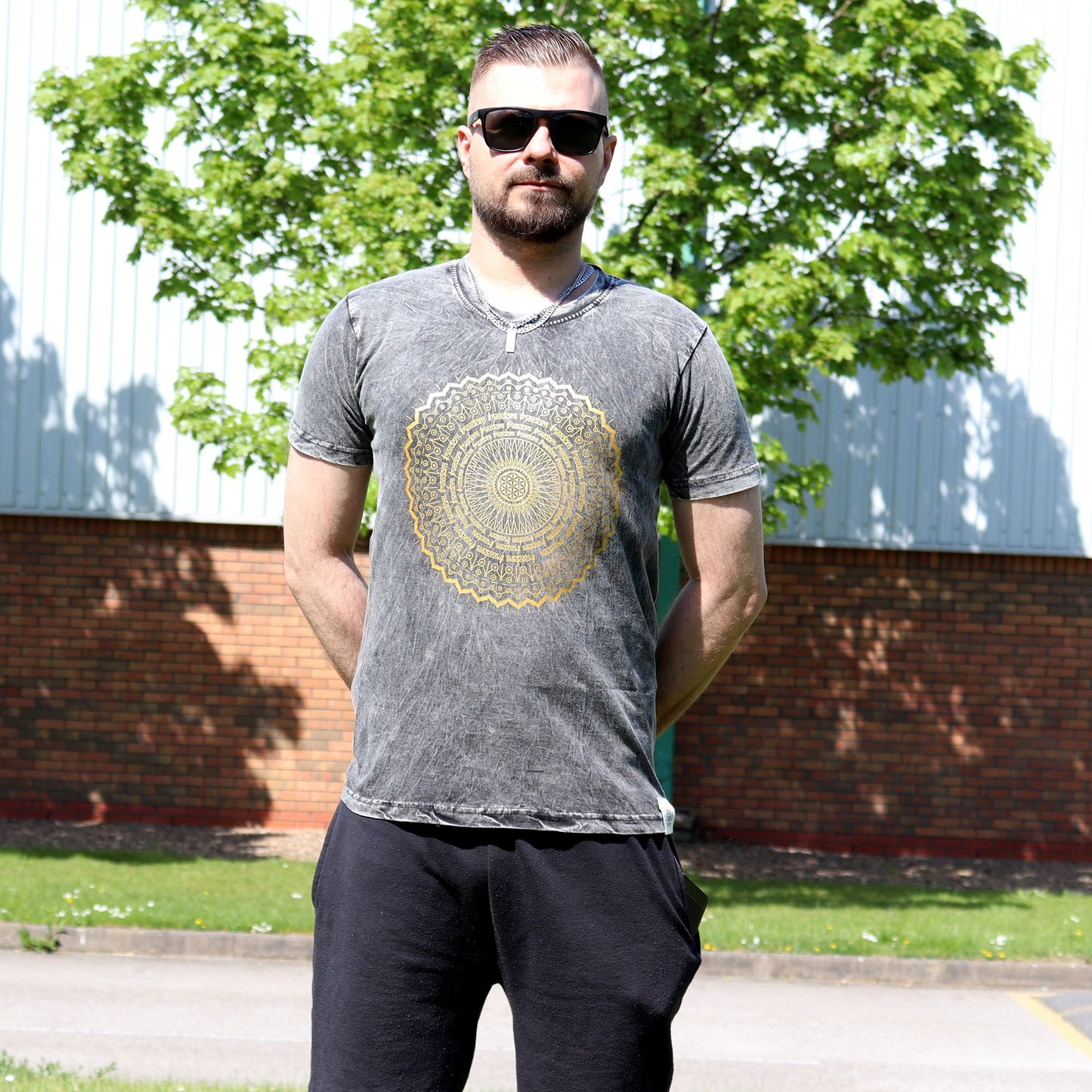 Camiseta gris jaspeada con diseño en dorado, estilo casual, fabricada en algodón suave para hombre.