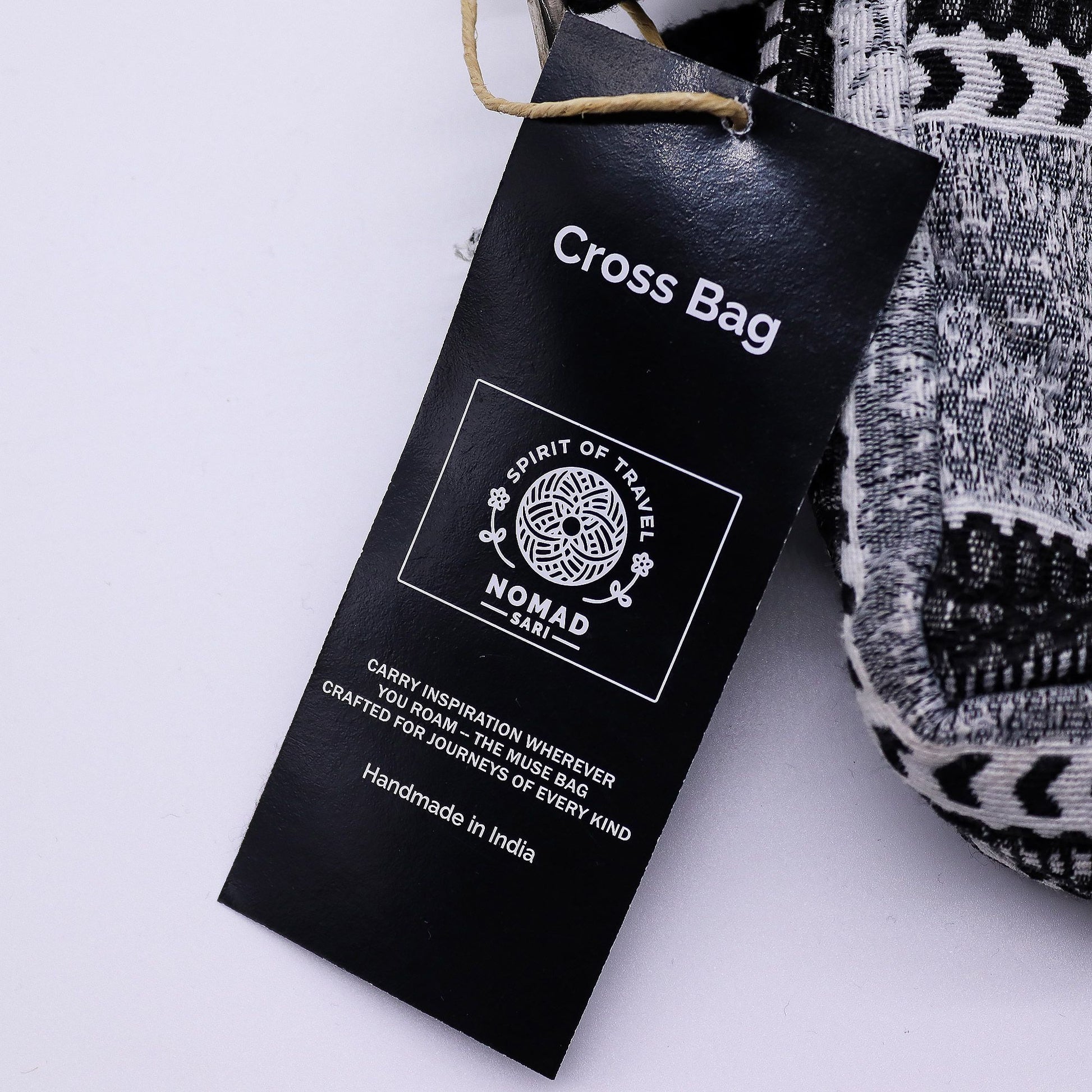 Bolso cruzado hecho a mano en India, de tela blanca y negra con diseño étnico, ideal para viajes y uso diario.
