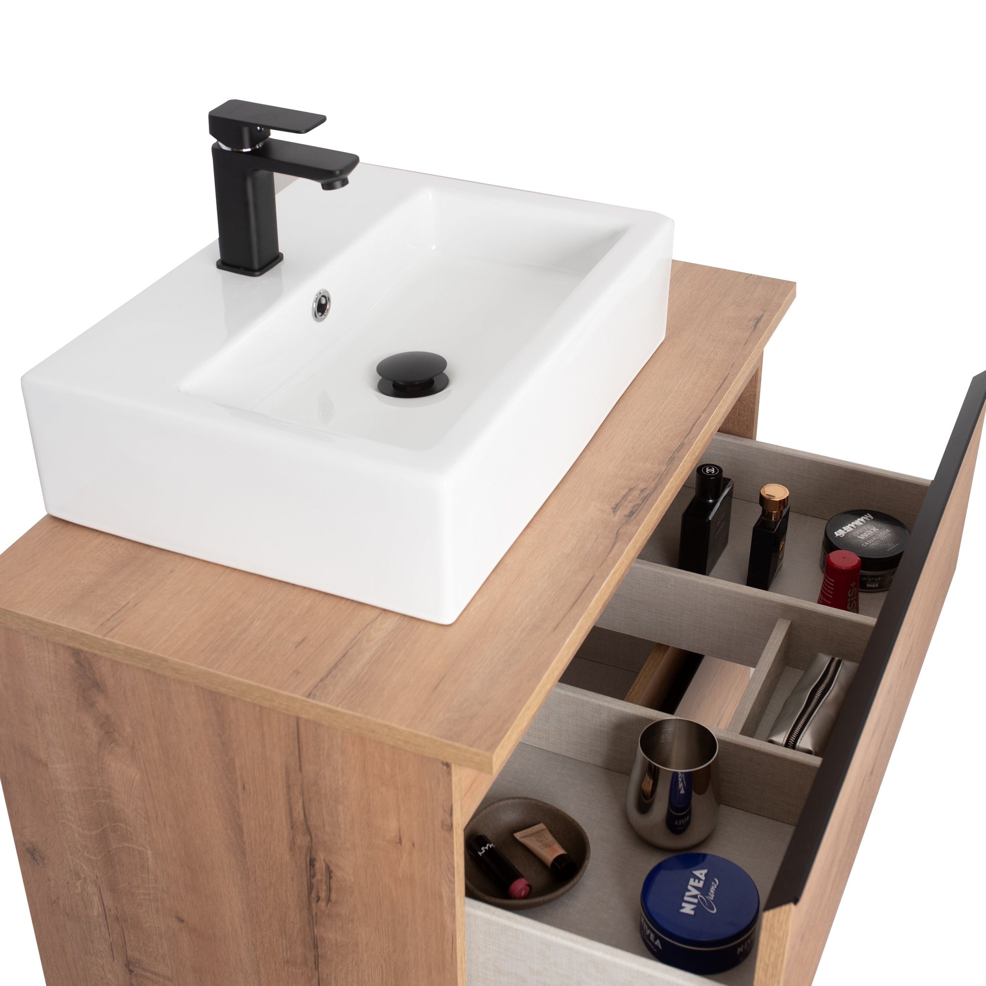 Los cajones amplios del Mueble baño Madison Square permiten organizar tus productos de higiene y cosmética de forma práctica y elegante. Su instalación suspendida facilita la limpieza y crea sensación de amplitud, mientras que el tablero hidrófugo protege contra la humedad diaria.