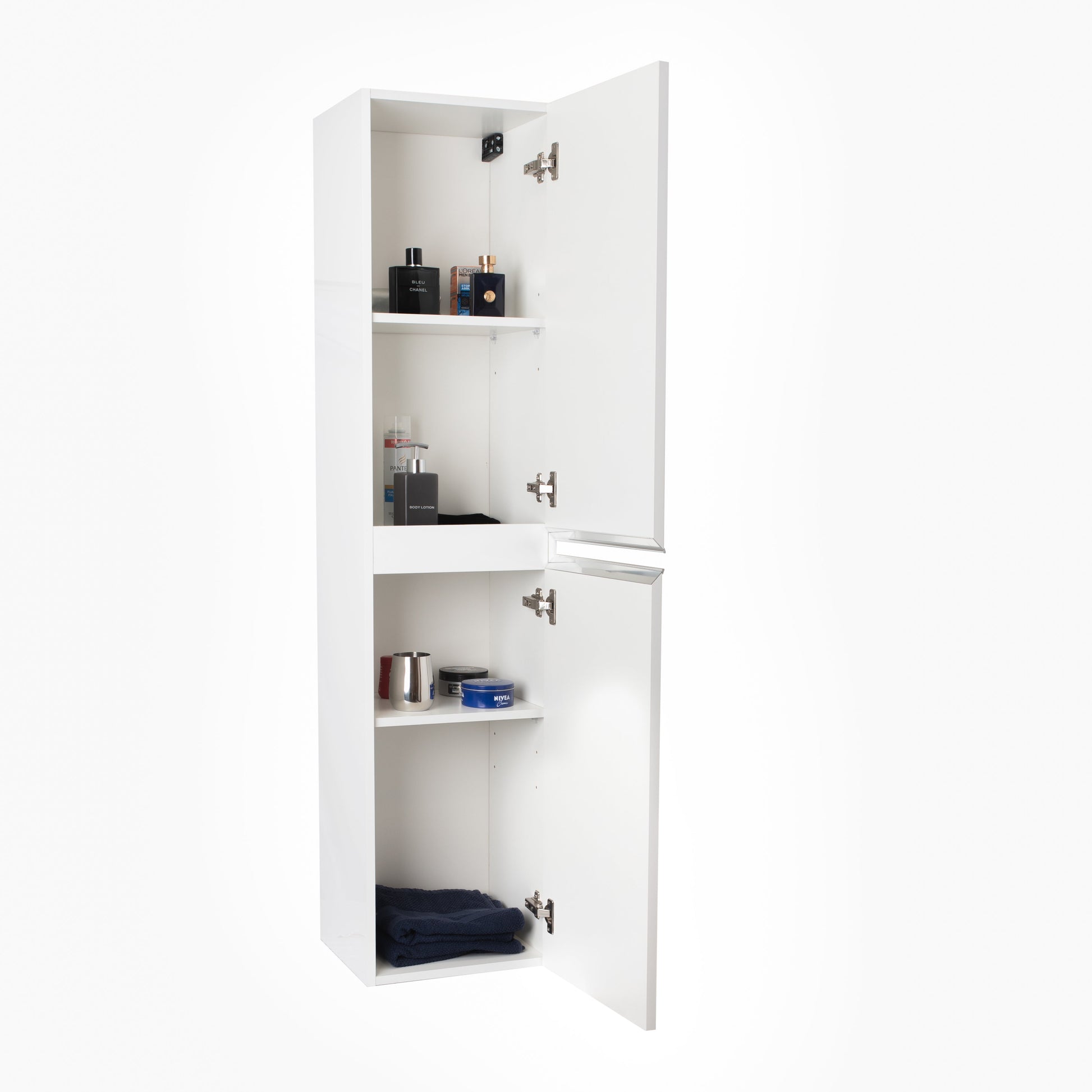 Detalle del cierre amortiguado y tirador cromado – pilar blanco brillo