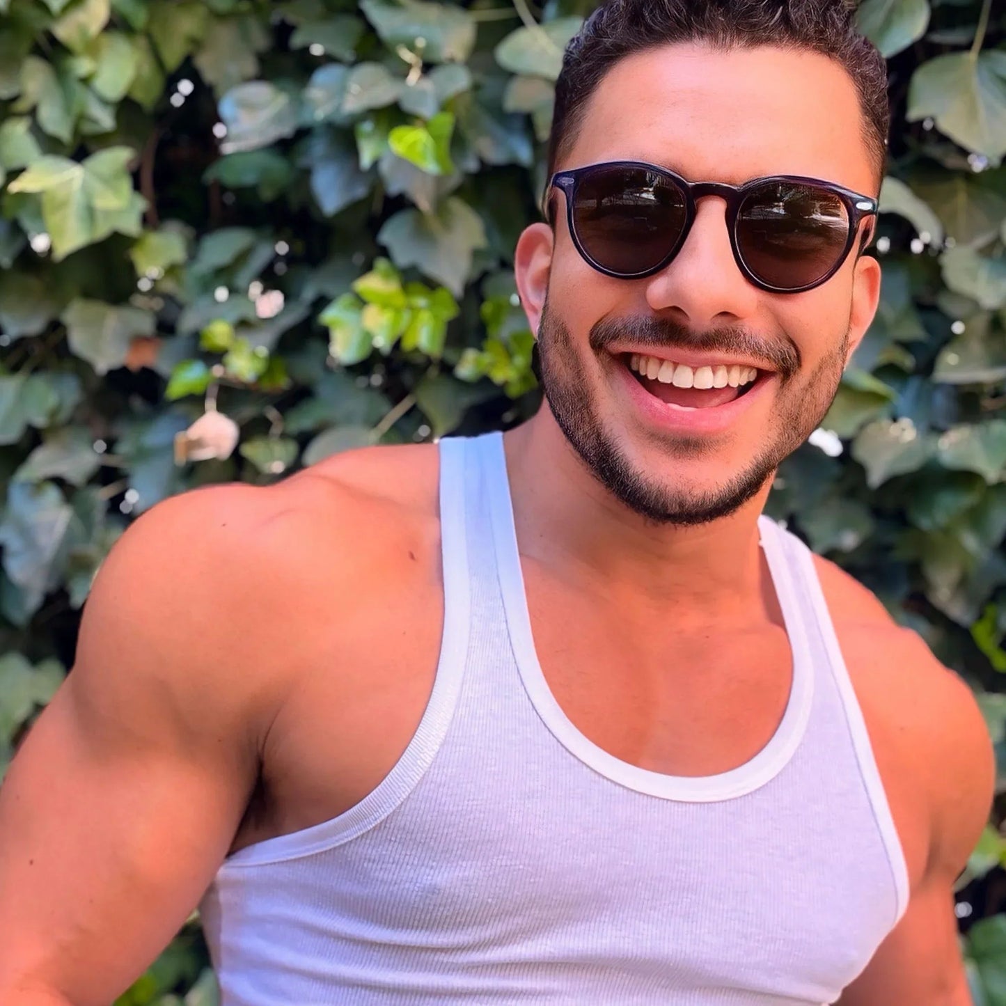 Begur · gafas de sol redondas moradas