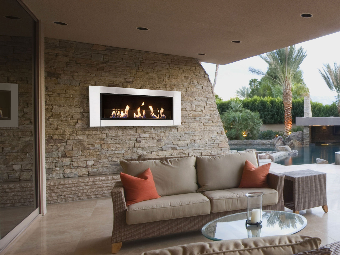 Vista lateral de la Biochimenea mural HÉCATE con llamas reales