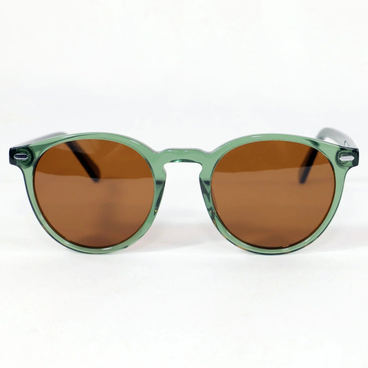 Bolonia · gafas de sol redondas de cristal verde con lentes marrones. Vista frontal fondo blanco