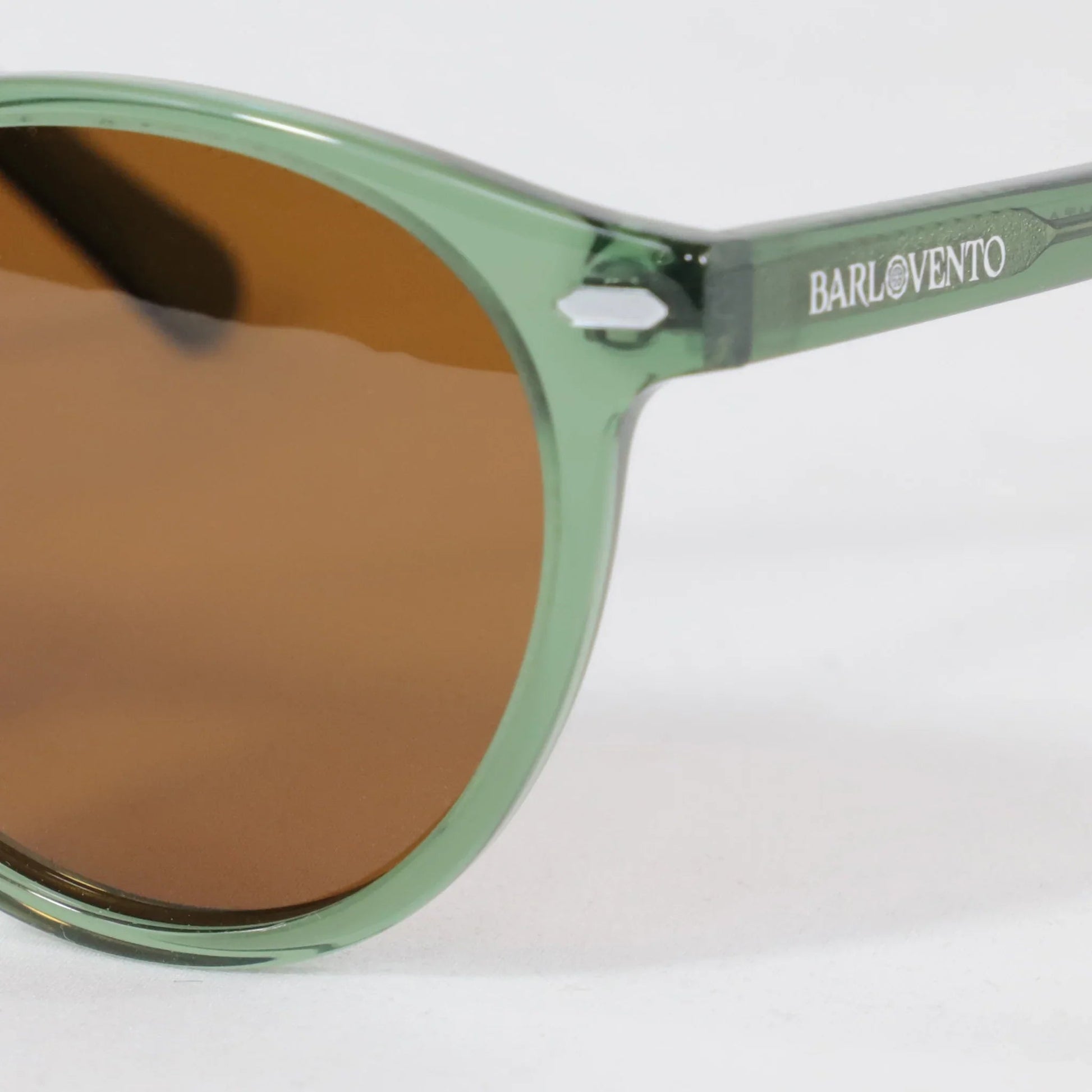 Bolonia · gafas de sol redondas de cristal verde con lentes marrones. Detalle logotipo