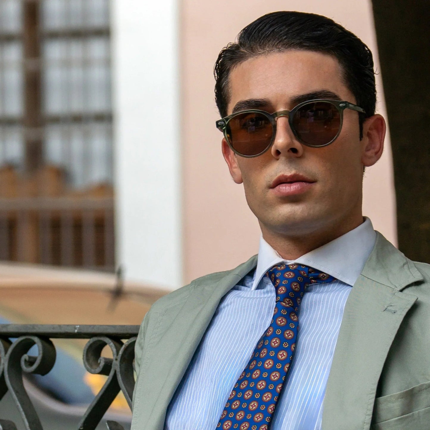 Bolonia · gafas de sol redondas de cristal verde con lentes marrones. Modelo masculino