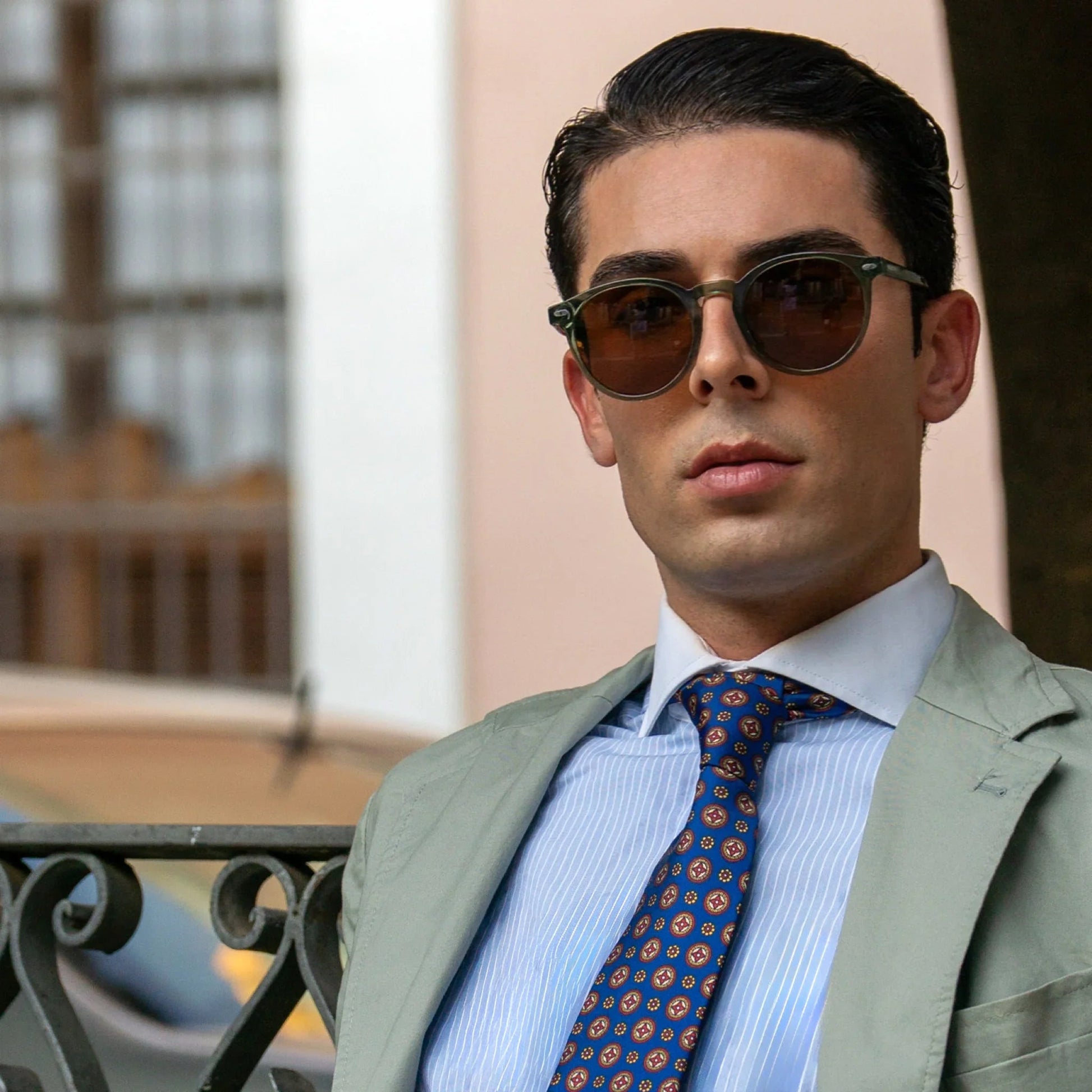 Bolonia · gafas de sol redondas de cristal verde con lentes marrones. Modelo masculino