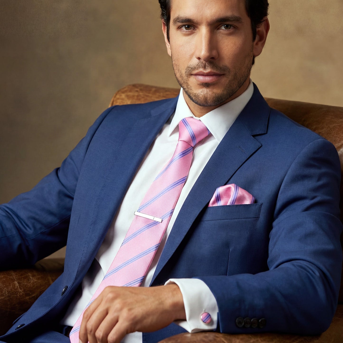 Brighton · conjunto de corbata a rayas rosas y azules con pañuelo de bolsillo, gemelos y pasador de corbata