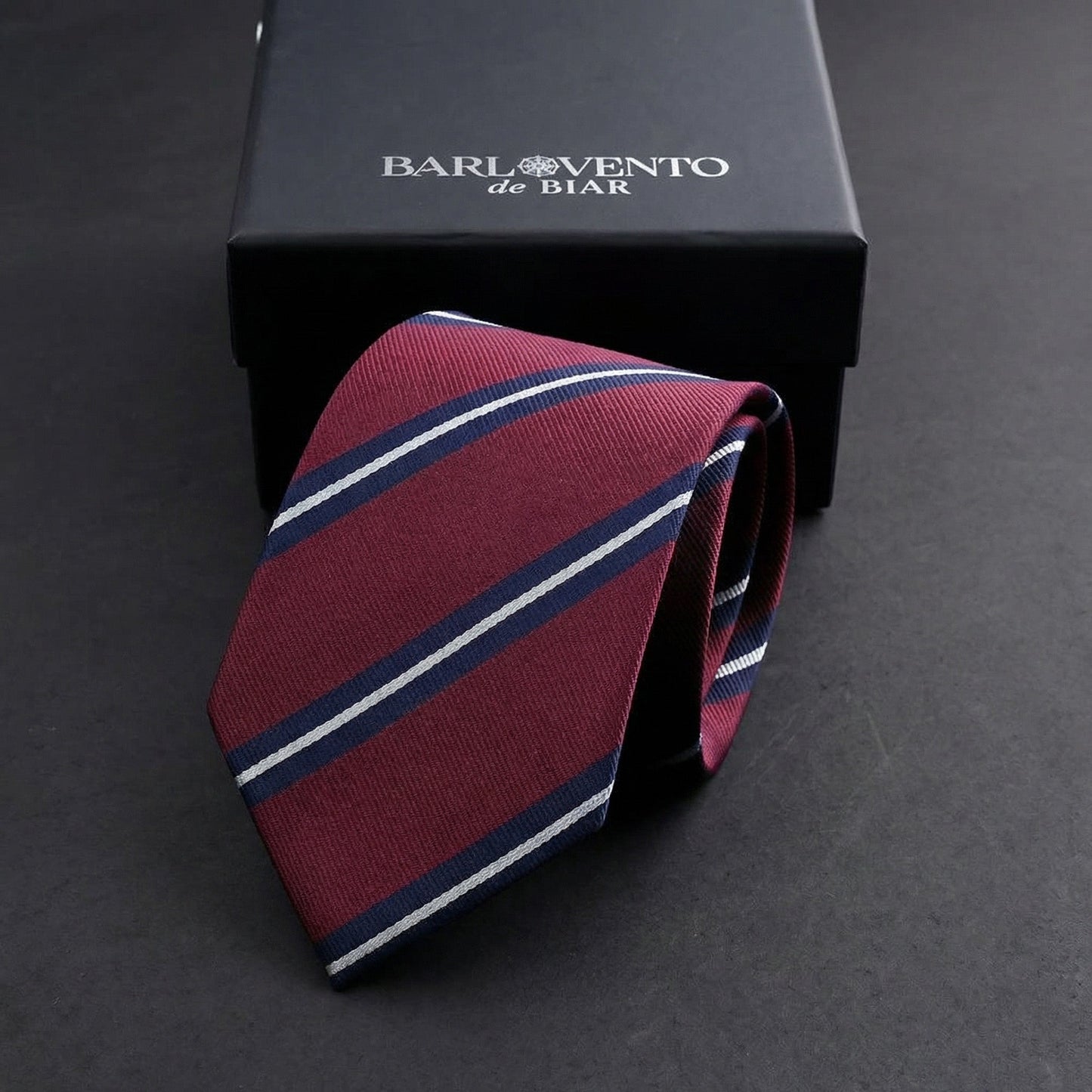 Buckingham · corbata color granate 100% seda con rayas azul marino y blancas