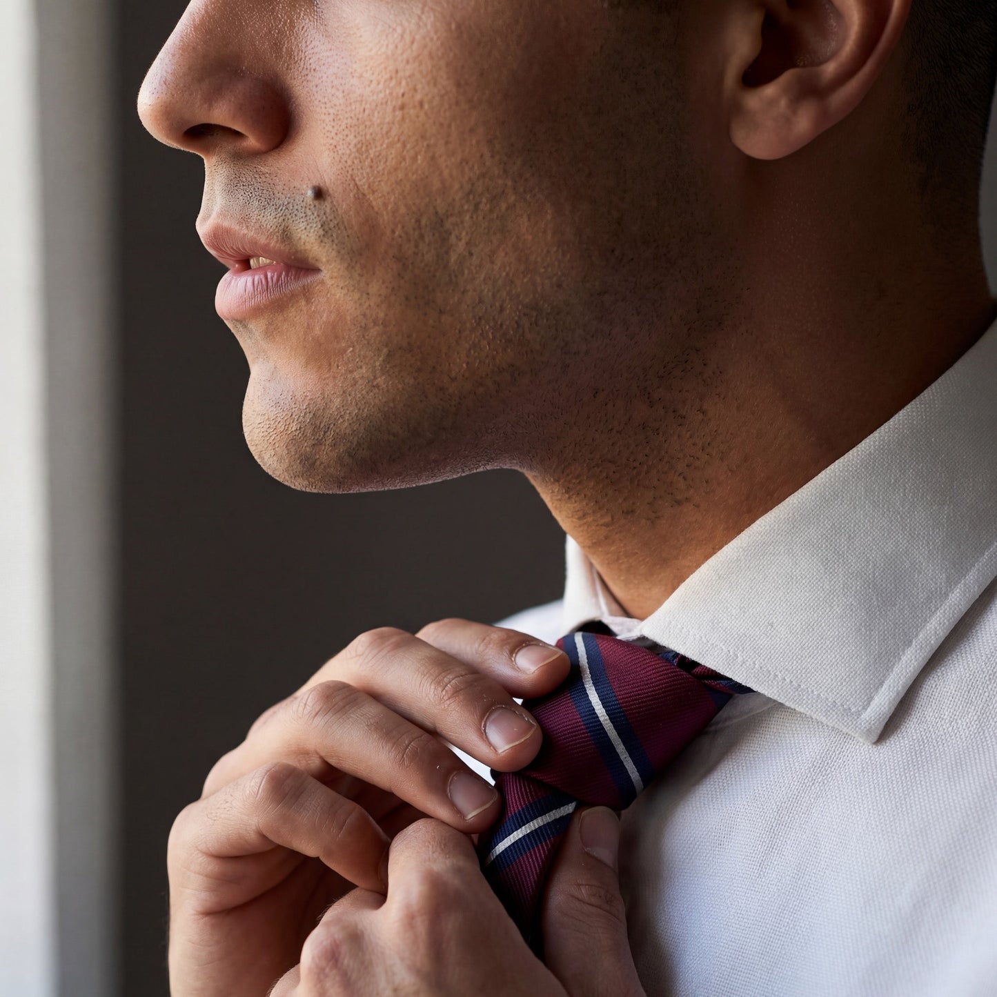 Buckingham · corbata color granate 100% seda con rayas azul marino y blancas