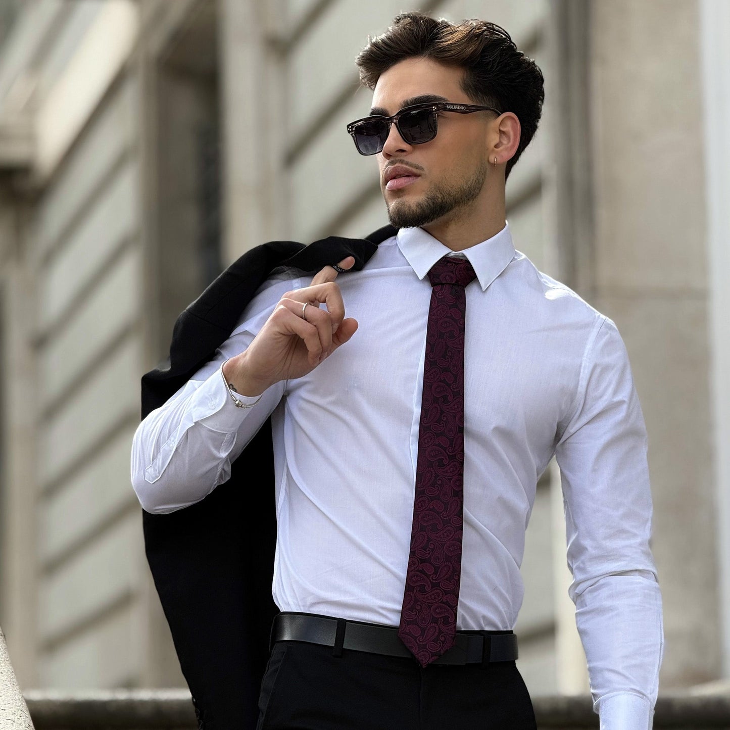 Burgundy · corbata con estampado paisley rojo