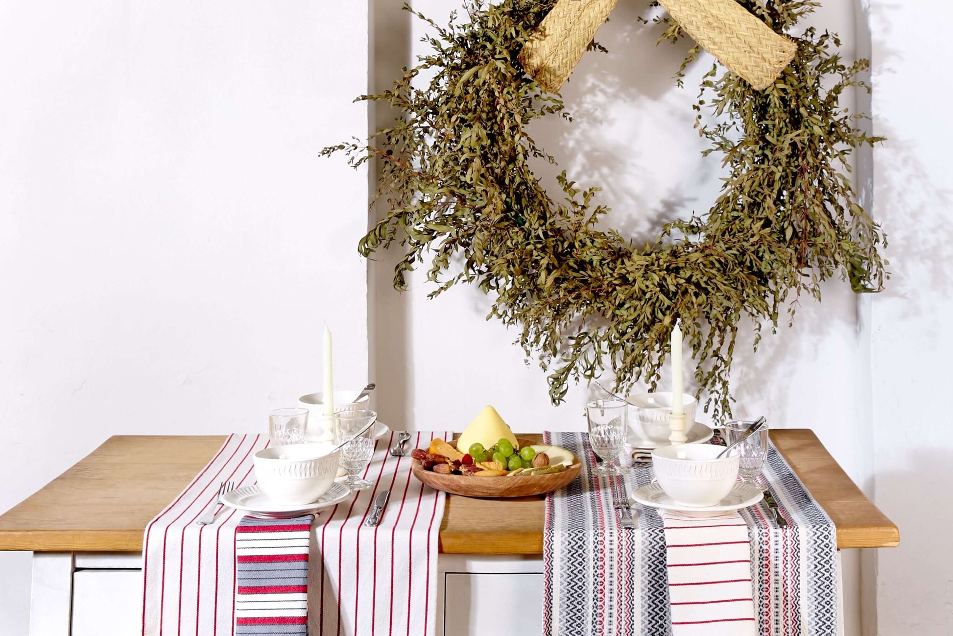 Detalle camino de mesa granate tejido morellano tradicional español