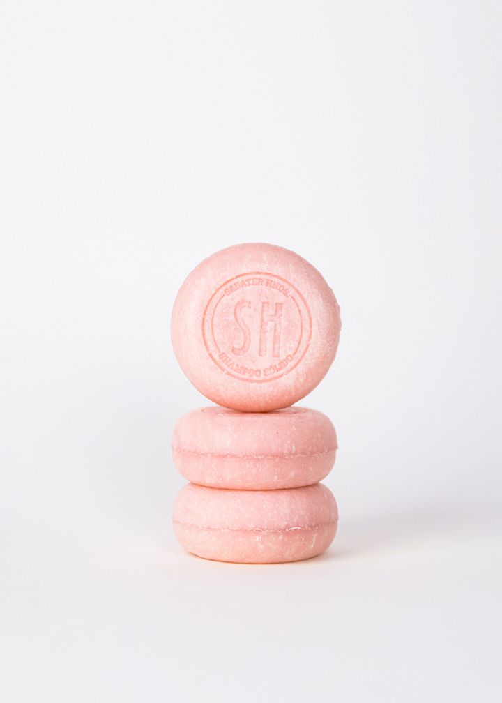 Tres pastillas champú sólido rosa apiladas para cabello graso - champú natural sin sulfatos ecológico zero waste