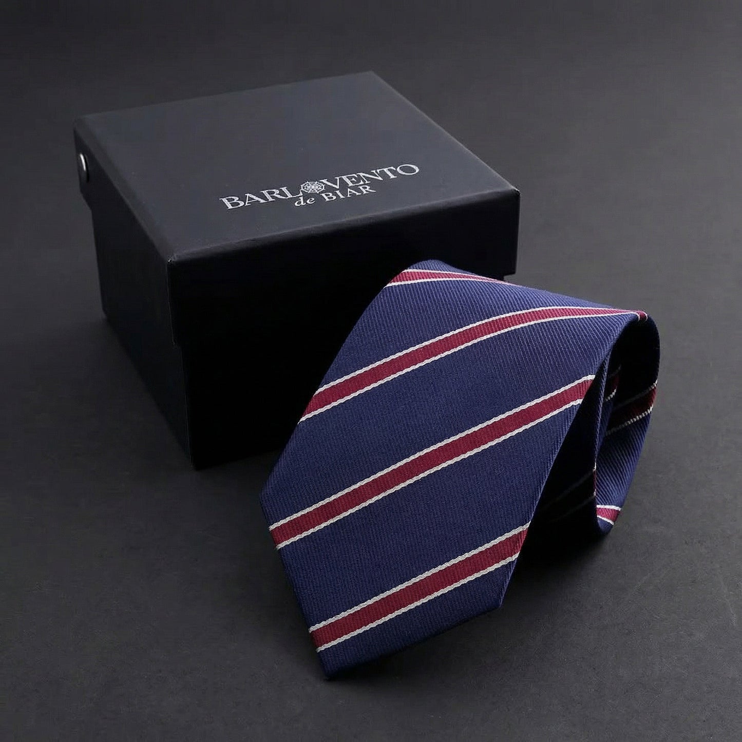 Cheltenham · Corbata azul marino 100% seda con rayas granates y blancas