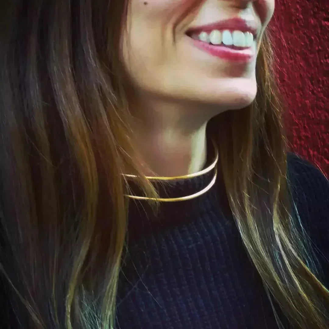 Collar minimalista dorado de metal, diseño elegante y moderno, ideal para ocasiones formales y casuales.