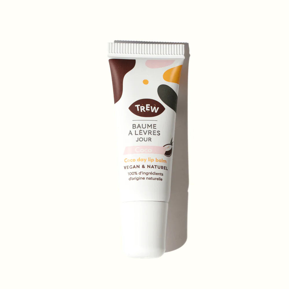 Tube de baume à lèvres Trew Cosmetic blanc, motifs abstraits colorés, mention Coco, vegan et naturel. Fond blanc.