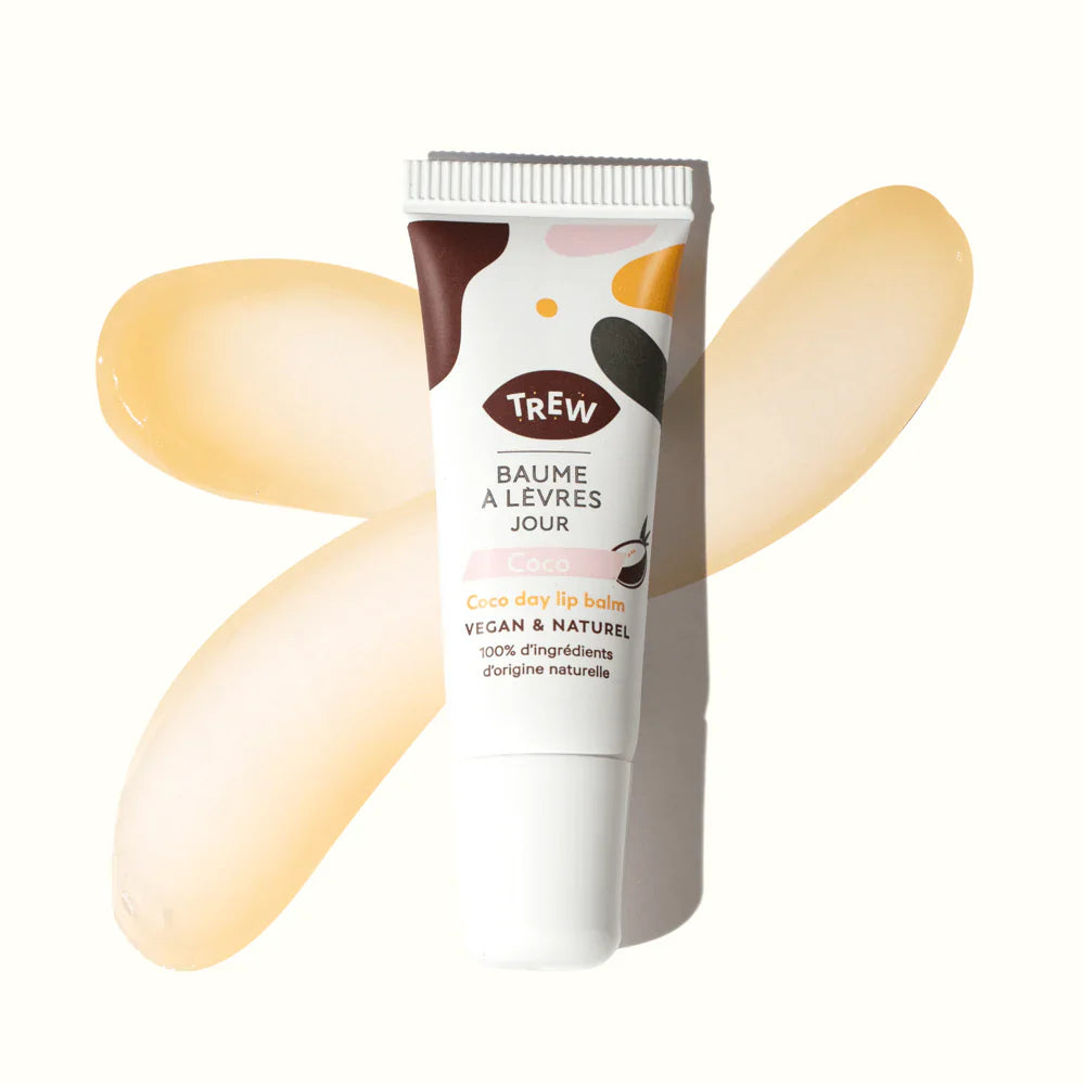 Tube de baume à lèvres Trew coco sur fond blanc, entouré de deux touches de texture baume translucide et dorée.