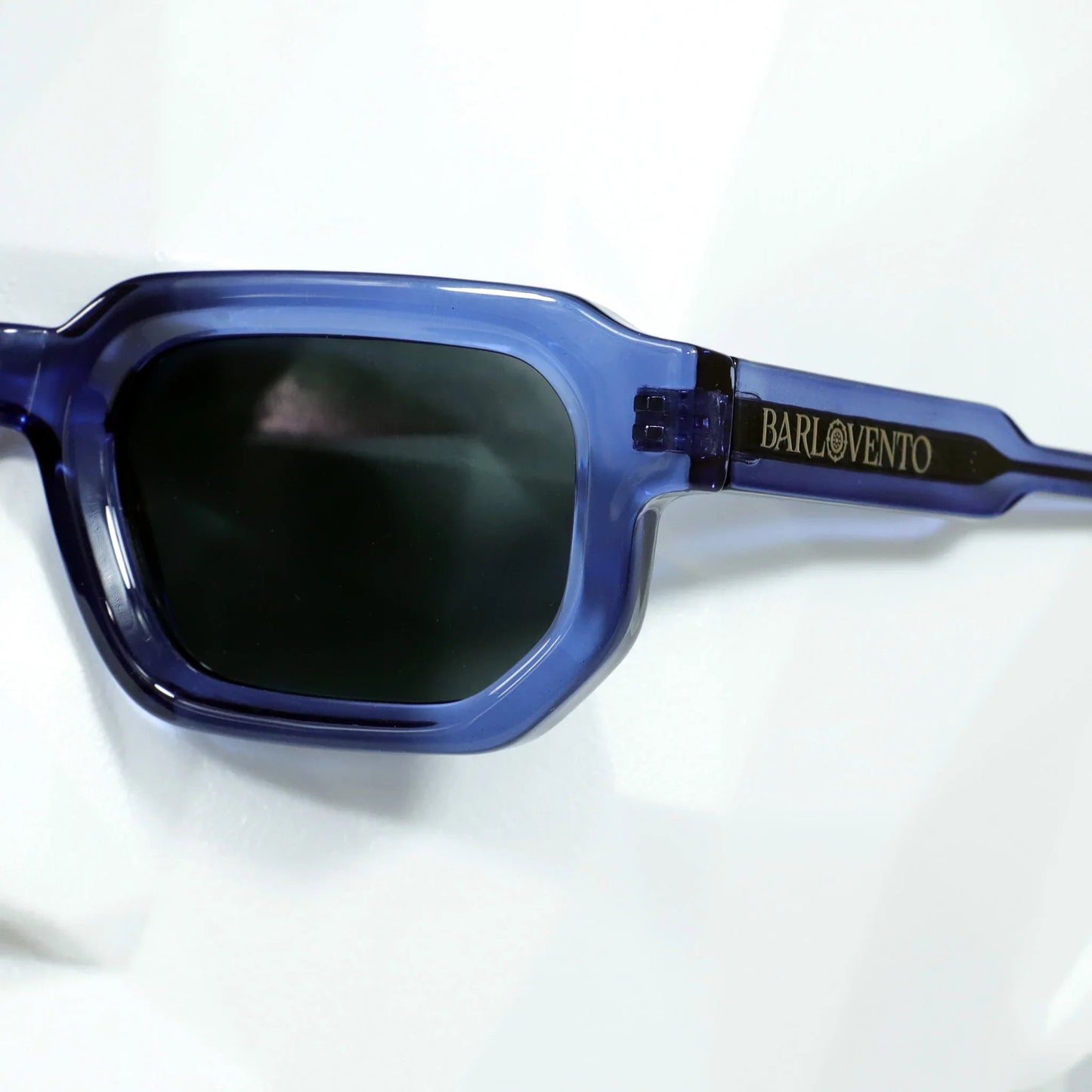 Cofete · gafas de sol de color azul intenso con lentes negras UV400