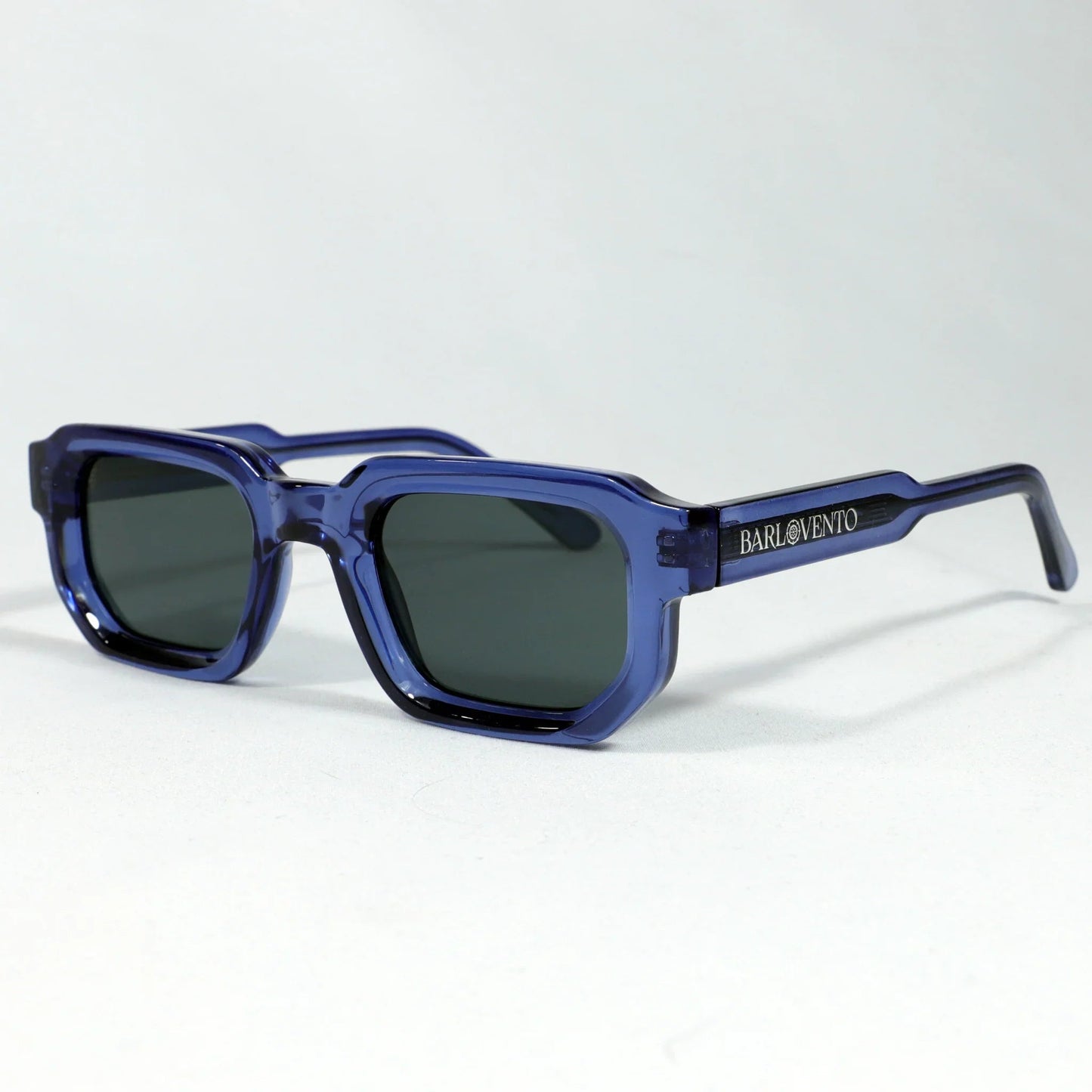 Cofete · gafas de sol de color azul intenso con lentes negras UV400