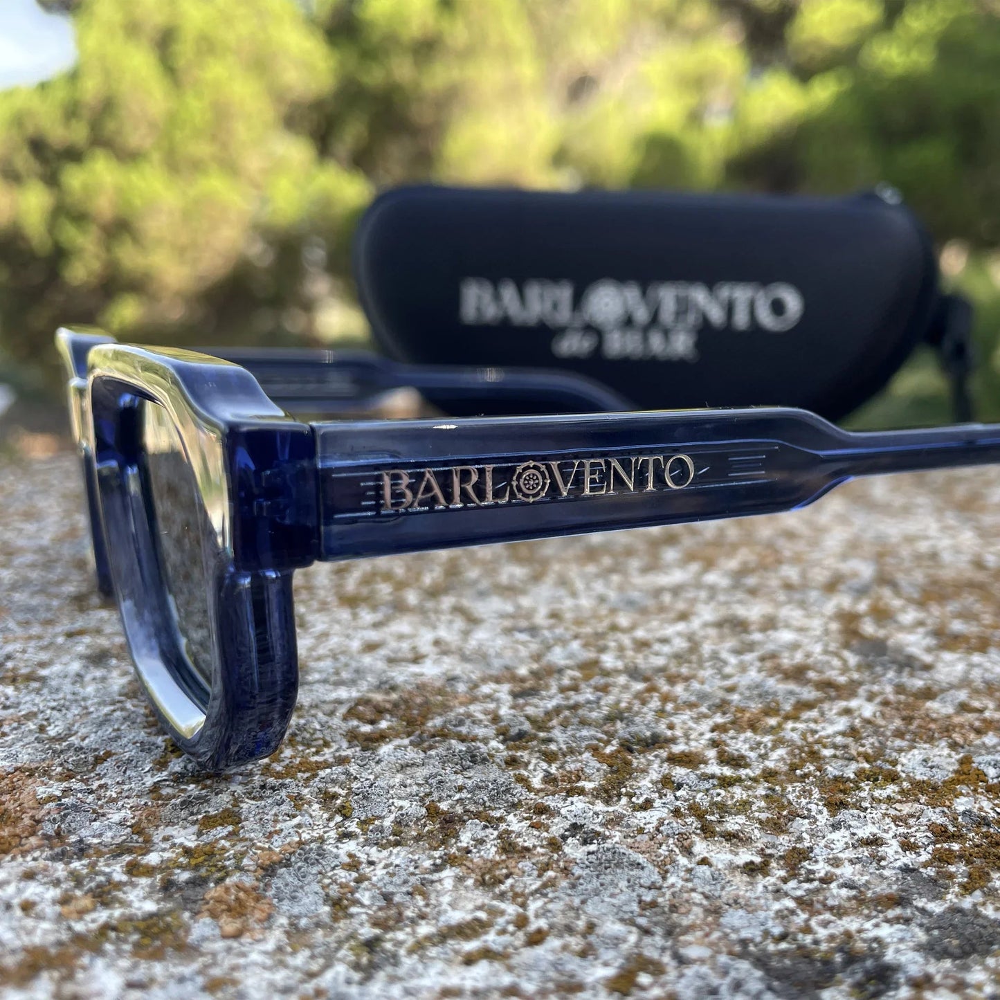 Cofete · gafas de sol de color azul intenso con lentes negras UV400