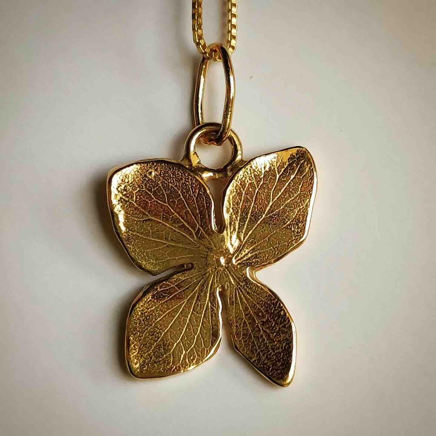 Collar dorado con colgante de mariposa en relieve, elegante y delicado, ideal para un look moderno.