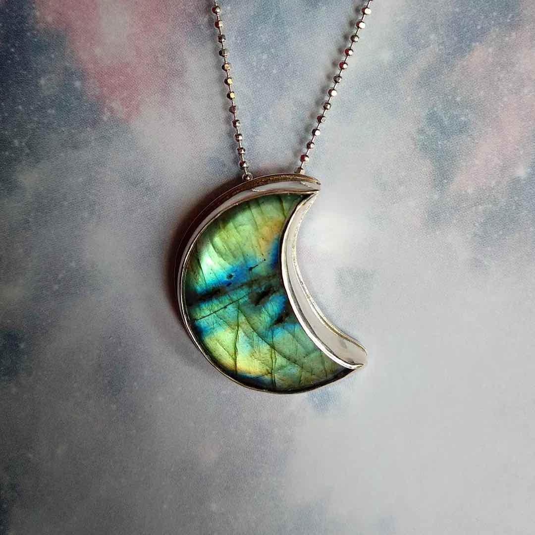 Collar de luna, plata con piedra labradorita azul y verde, elegante y moderno. Ideal para ocasiones especiales.