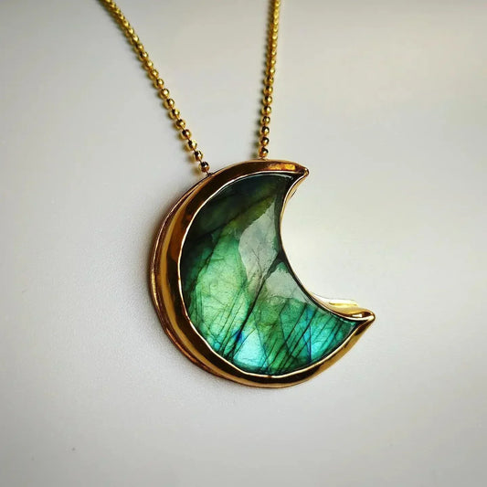 Collar con colgante de luna en labradorita verde y dorado, estilo bohemio y elegante.
