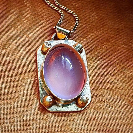 Collar de plata con gema ovalada rosa, diseño clásico y elegante, ideal para cualquier ocasión.