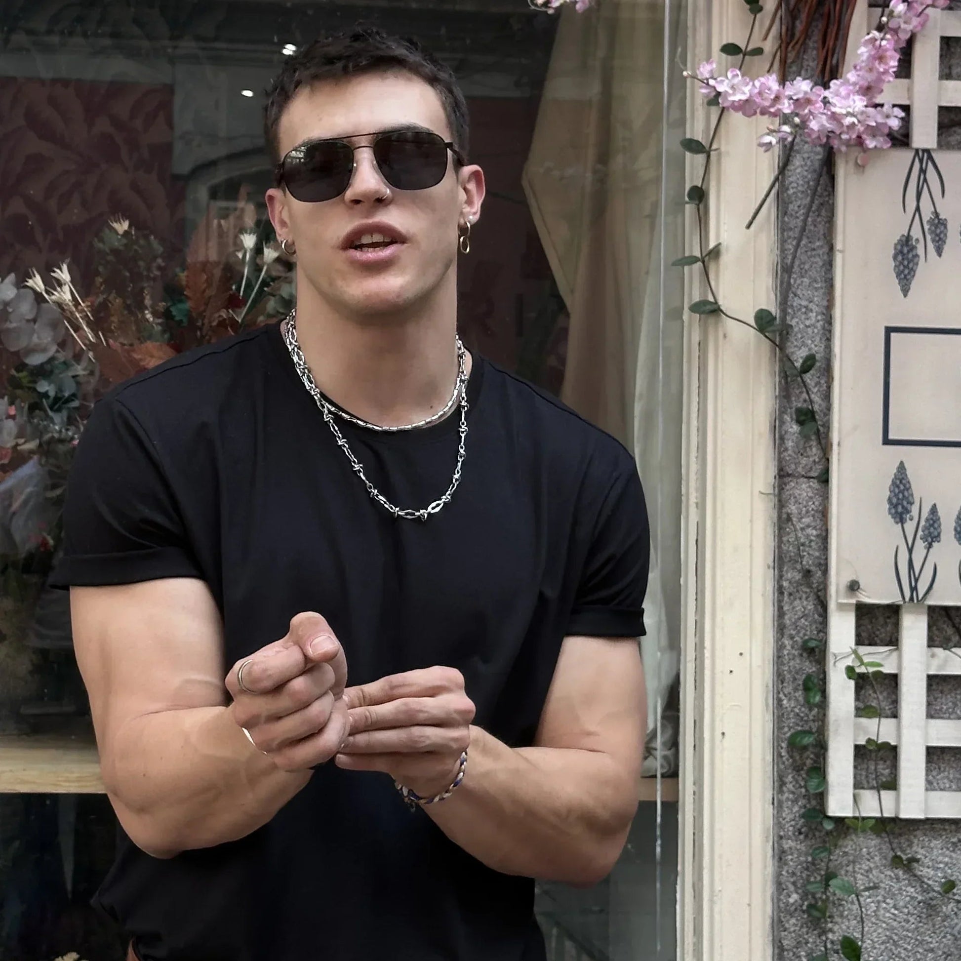 Gafas de sol Almadraba - Modelo masculino con gafas de madera y collar