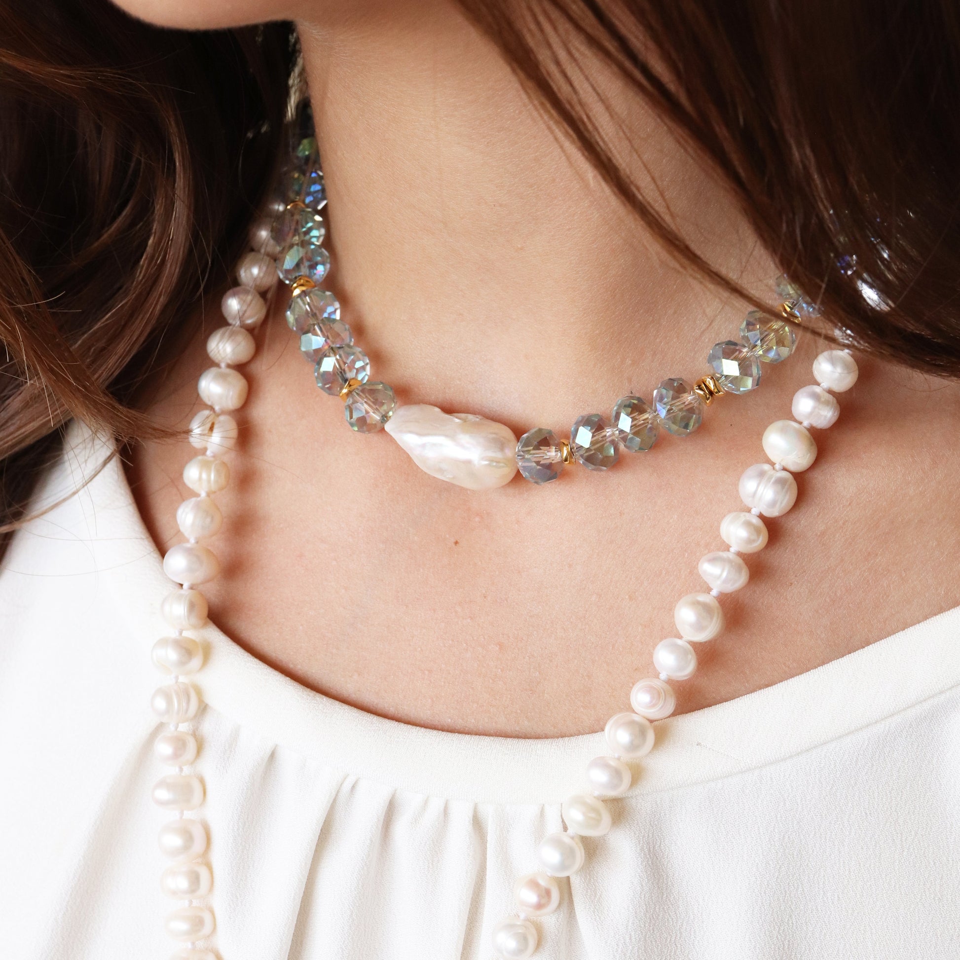Collar de perlas blancas y cristales de colores, estilo elegante y moderno, ideal para ocasiones especiales.