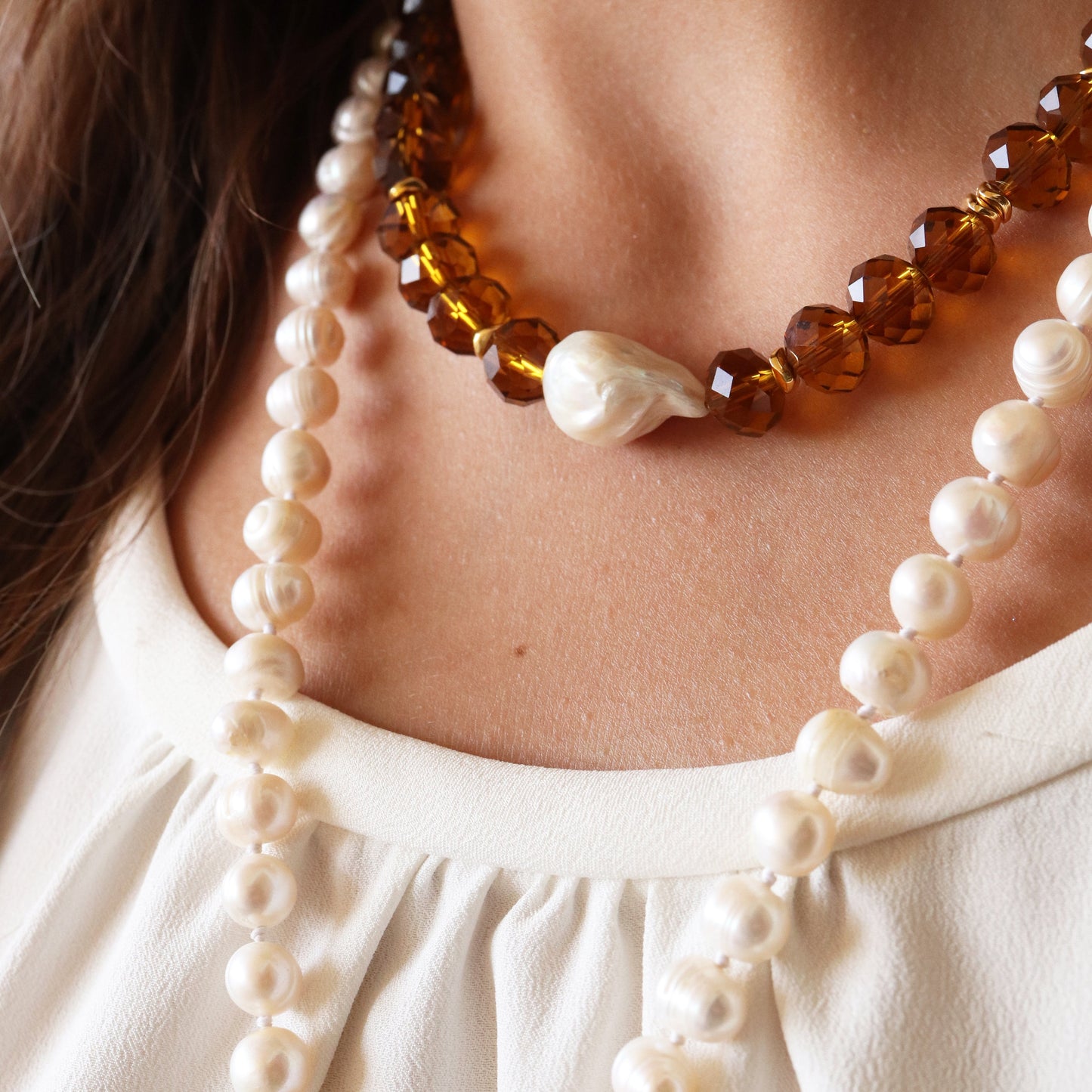 Gargantilla de perlas y cristales ámbar, estilo elegante y moderno, perfecta para ocasiones especiales.