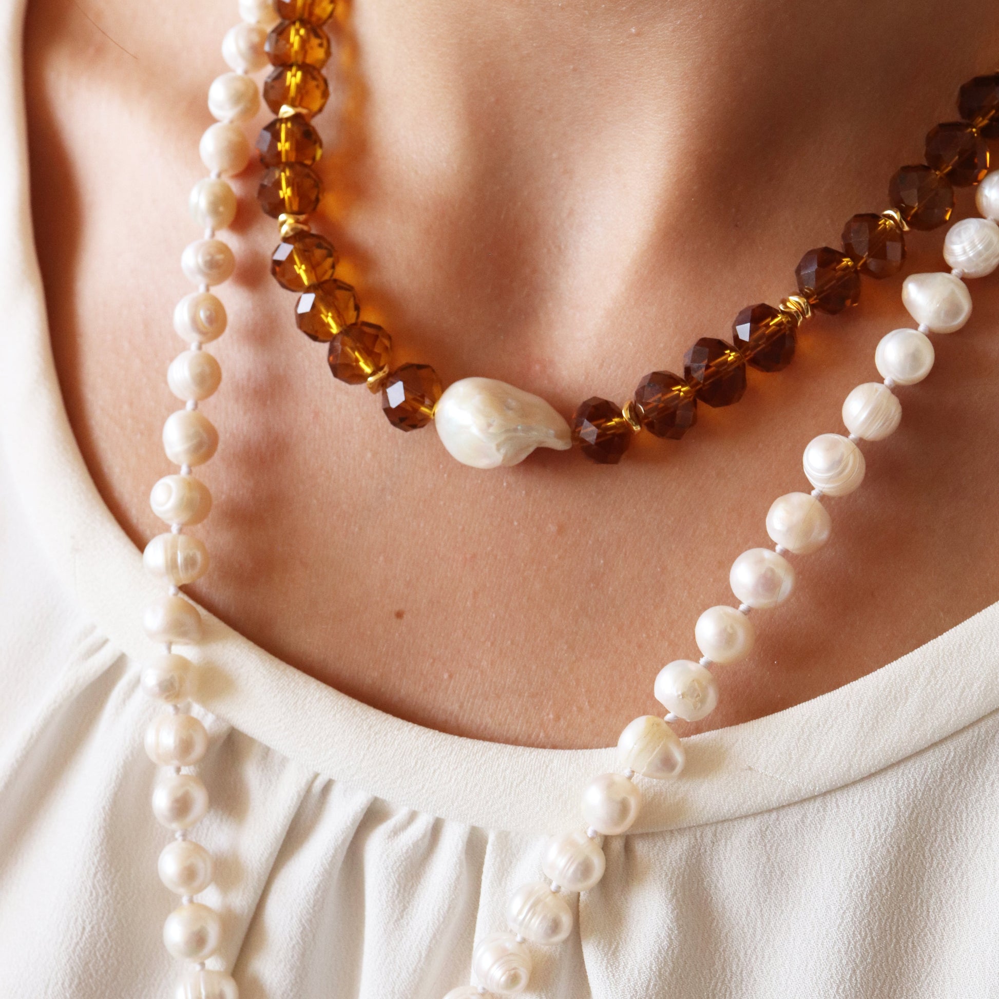 Collar de perlas blancas y cuentas ámbar, estilo elegante y moderno, ideal para ocasiones especiales.