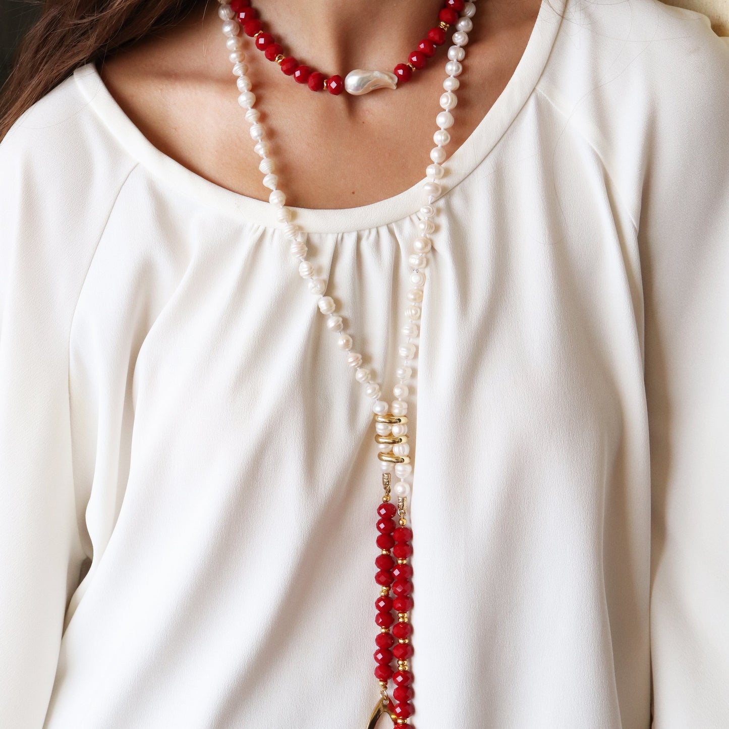 Collar largo con perlas, cuentas rojas y doradas, estilo elegante y moderno, ideal para ocasiones especiales.