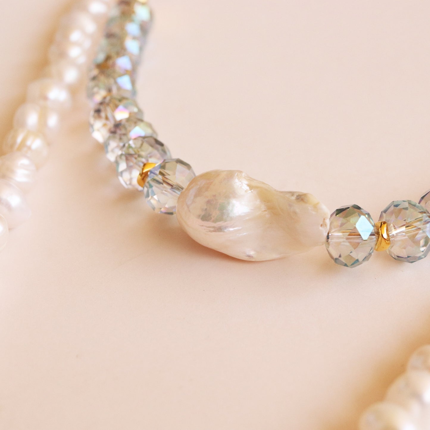 Collar de perlas blancas y cristales facetados color aqua, estilo elegante y moderno.
