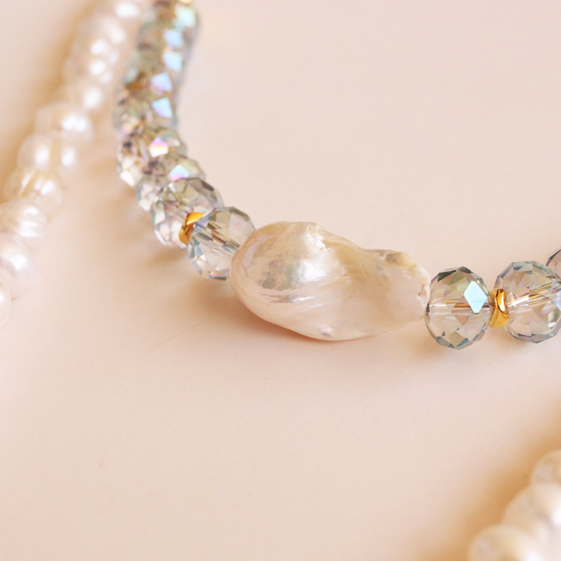 Collar de perlas blancas y cristales facetados color aqua, estilo elegante y moderno.