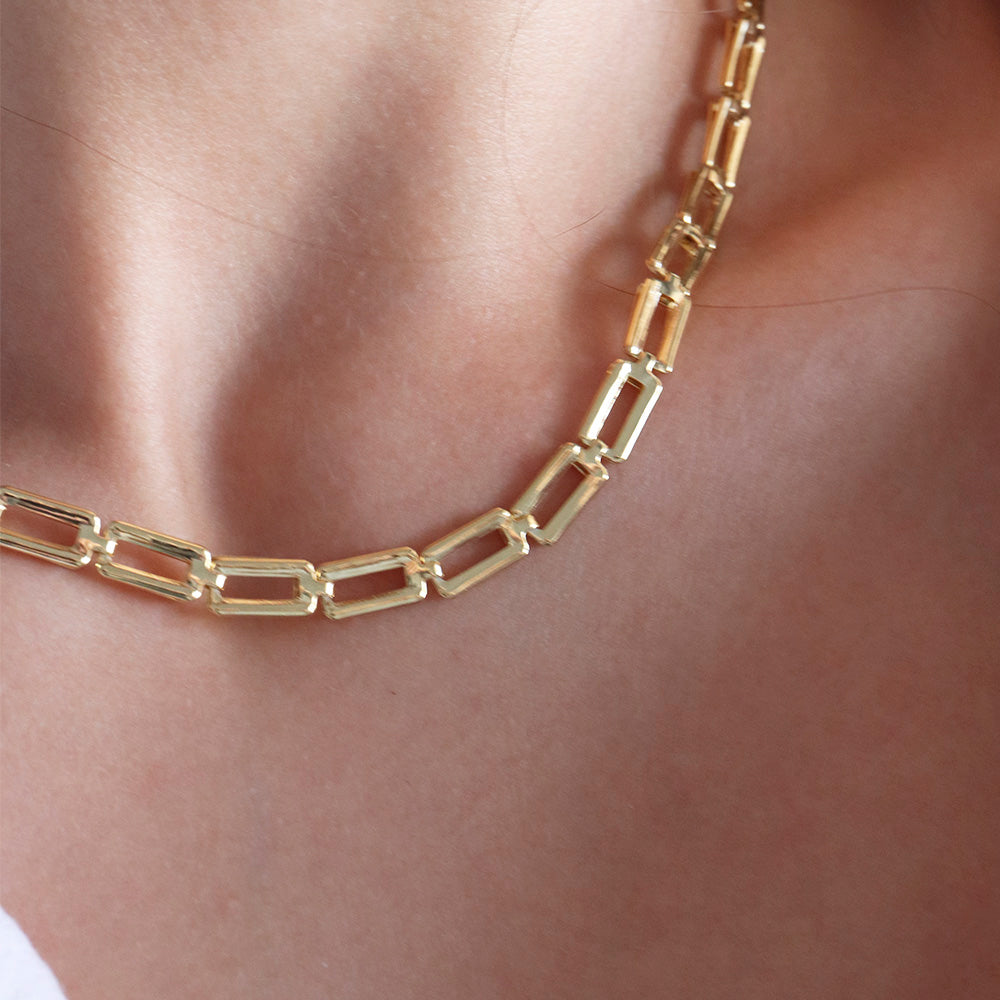 Collar de eslabones dorados, moderno y elegante, fabricado en acero inoxidable, perfecto para cualquier ocasión.