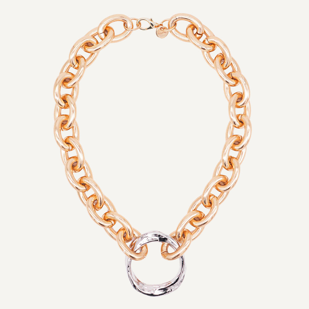Collar de eslabones dorados con detalle plateado en el centro, estilo moderno y elegante.