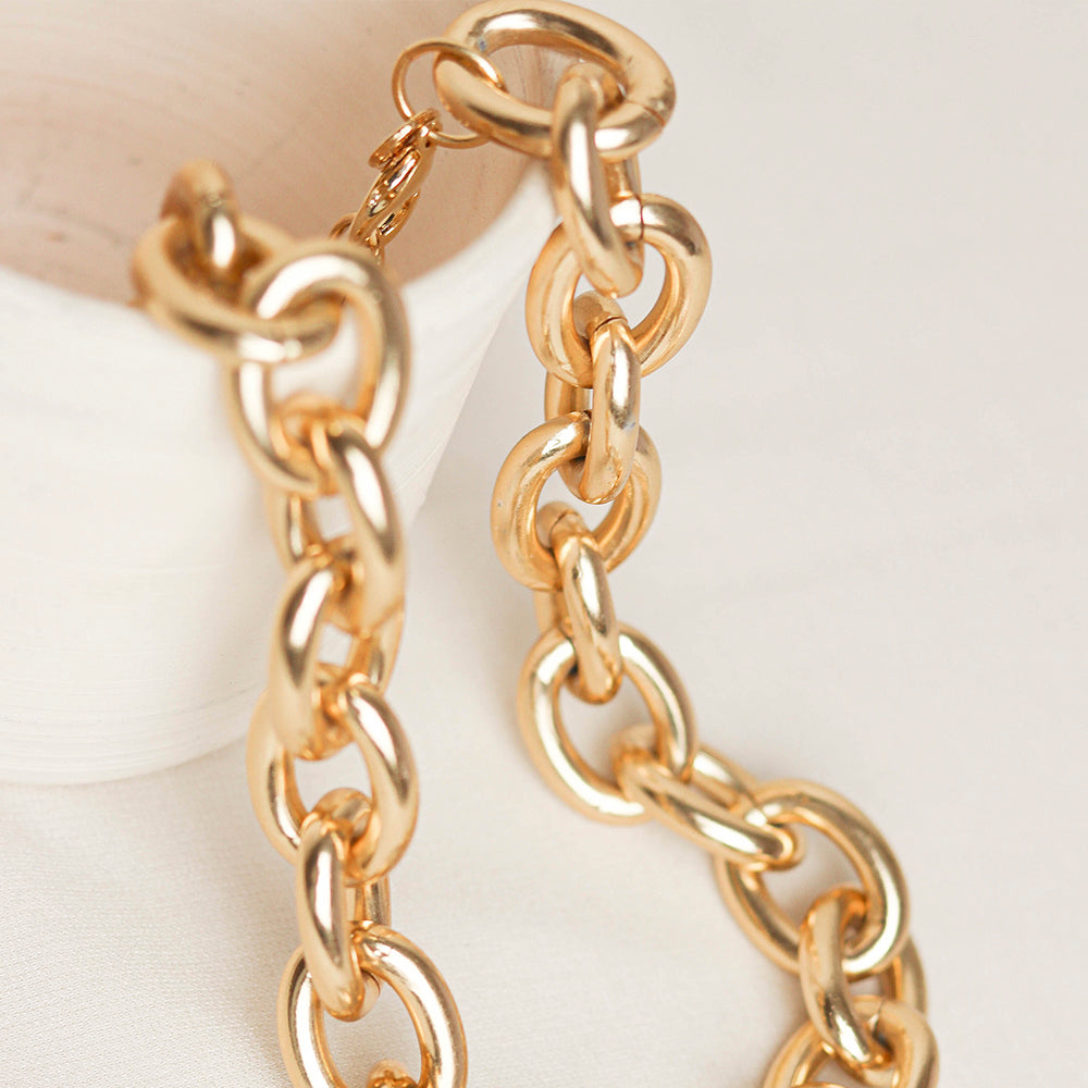 Cadena dorada de eslabones grandes, elegante, ideal para collares o pulseras. Diseño moderno y sofisticado.