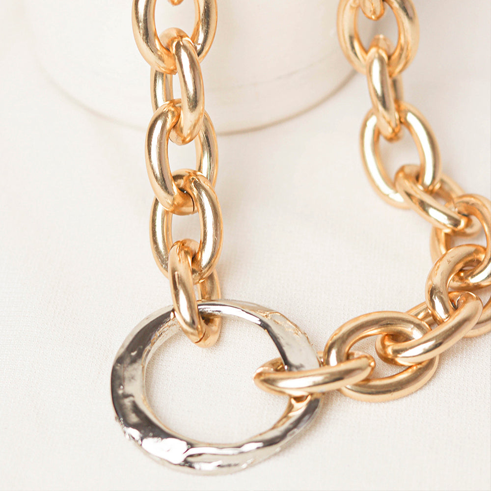 Collar de eslabones dorados con anillo plateado, elegante y moderno para un estilo sofisticado.