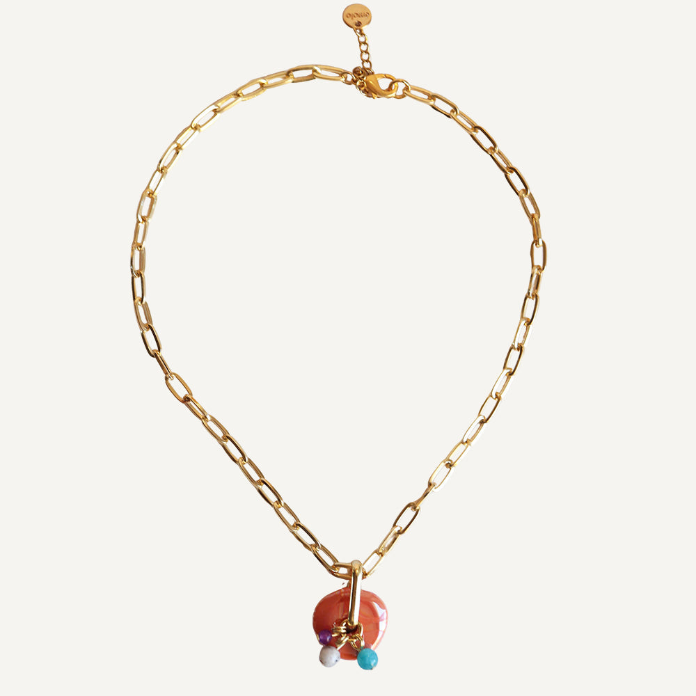Collar dorado de eslabones con colgante de piedra coral y cuentas turquesas y blancas. Ideal para un estilo moderno.