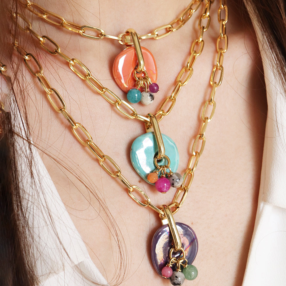 Collares de cadena dorada con cuentas de cerámica de colores azul, naranja y púrpura. Perfecto para un estilo bohemio.