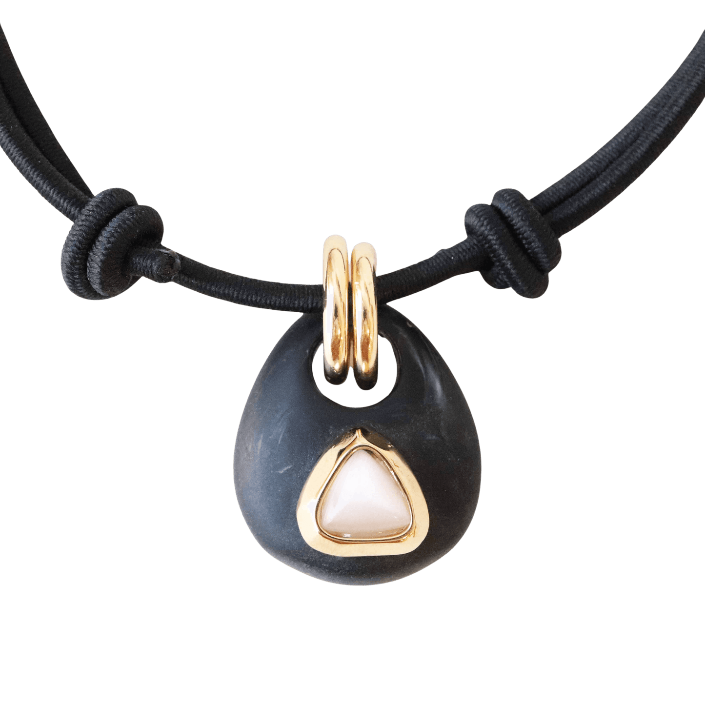 Collar de goma negra con dorado y piedra rosa en forma de triángulo, estilo moderno y elegante.